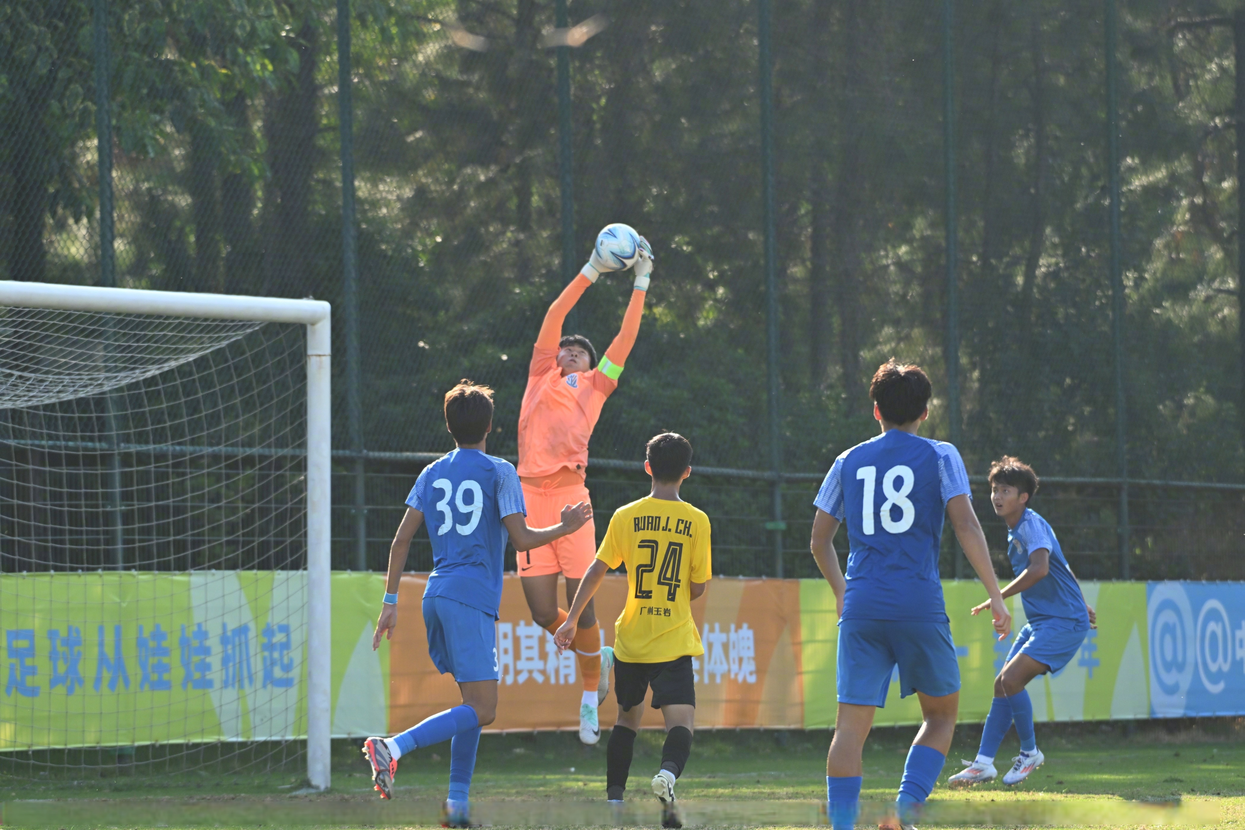 青少年足球“校企合作”深入推进，行业创新力度显著增强的简单介绍