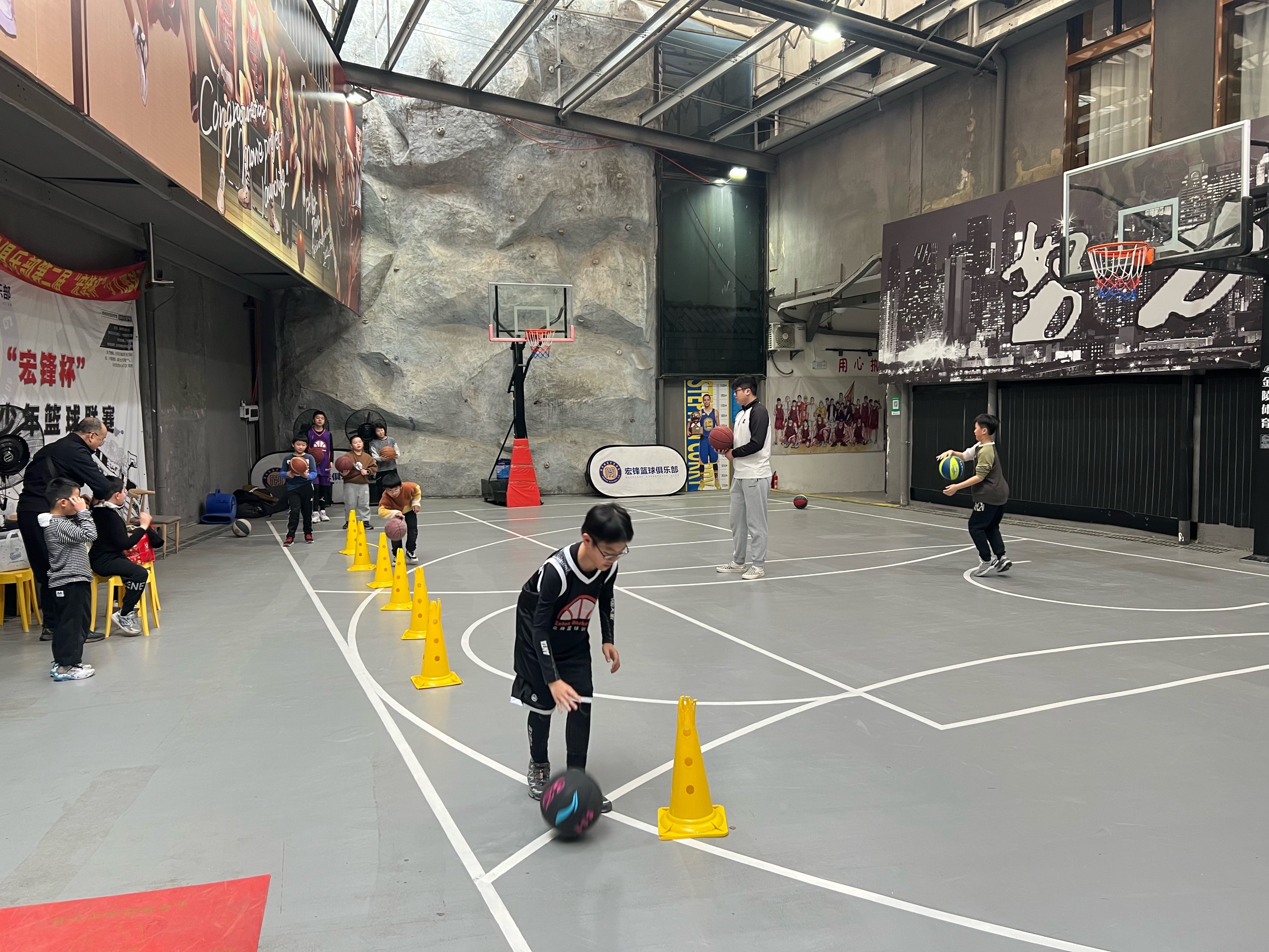 乐鱼体育：校园篮球特色学校建设，培养学生篮球兴趣的简单介绍